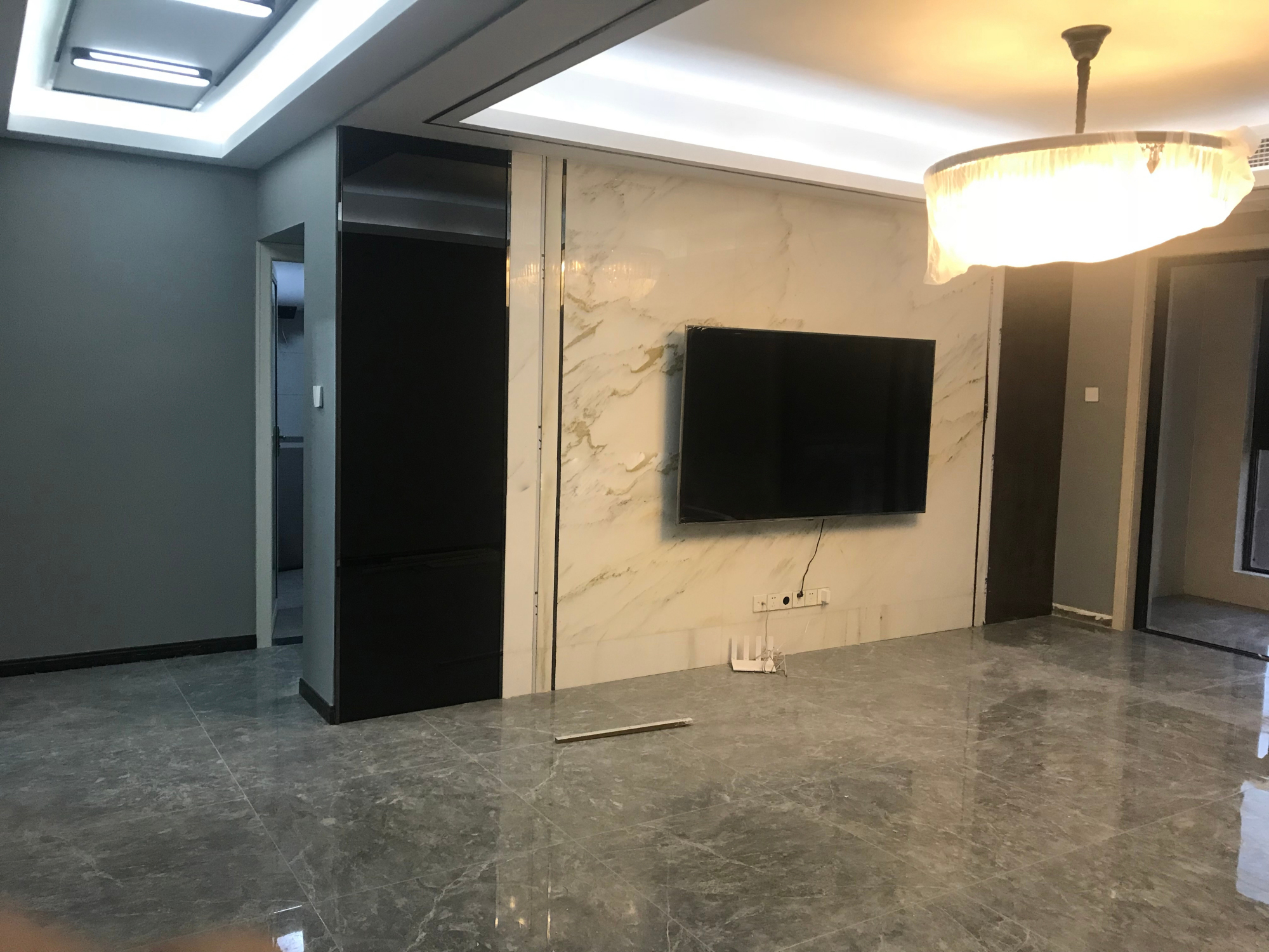 吊顶还有一处小细节,贴了黑色金属线条,线条感更强,把顶面的灯带打开