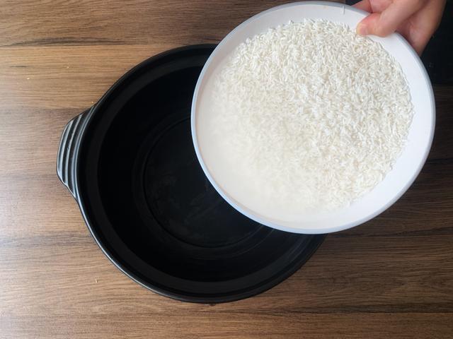 《舌尖上的中国》中广东的这碗米饭火了,盖子上淋一碗油,真过瘾