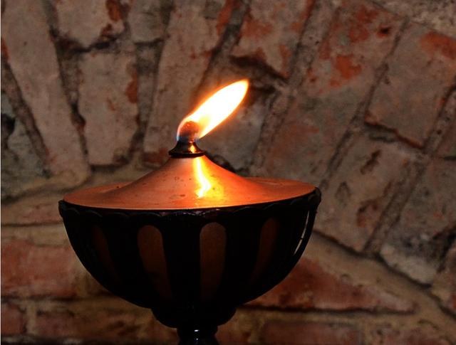 这句话的表面意思是,一个人就是冻死也不要去借助灯头火去取暖.