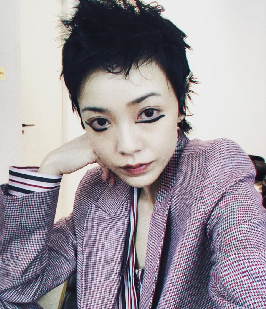 33岁郭采洁"颓废"走机场,素颜法令纹明显,清纯女孩一去不复返