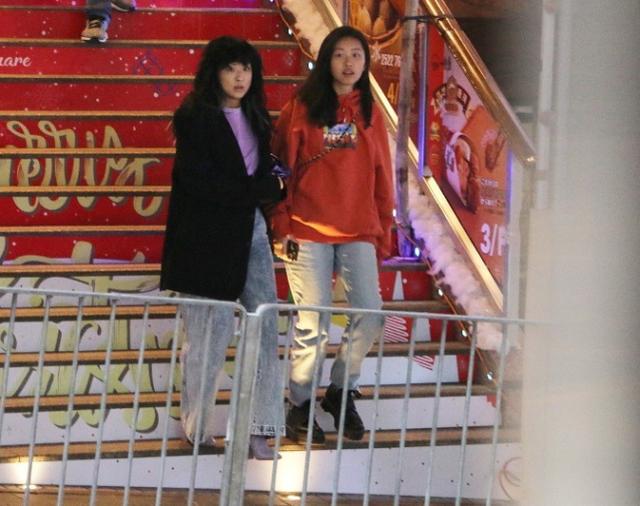 陈奕迅15岁女儿已高过妈妈徐濠萦 母女俩像姐妹般逛街购物