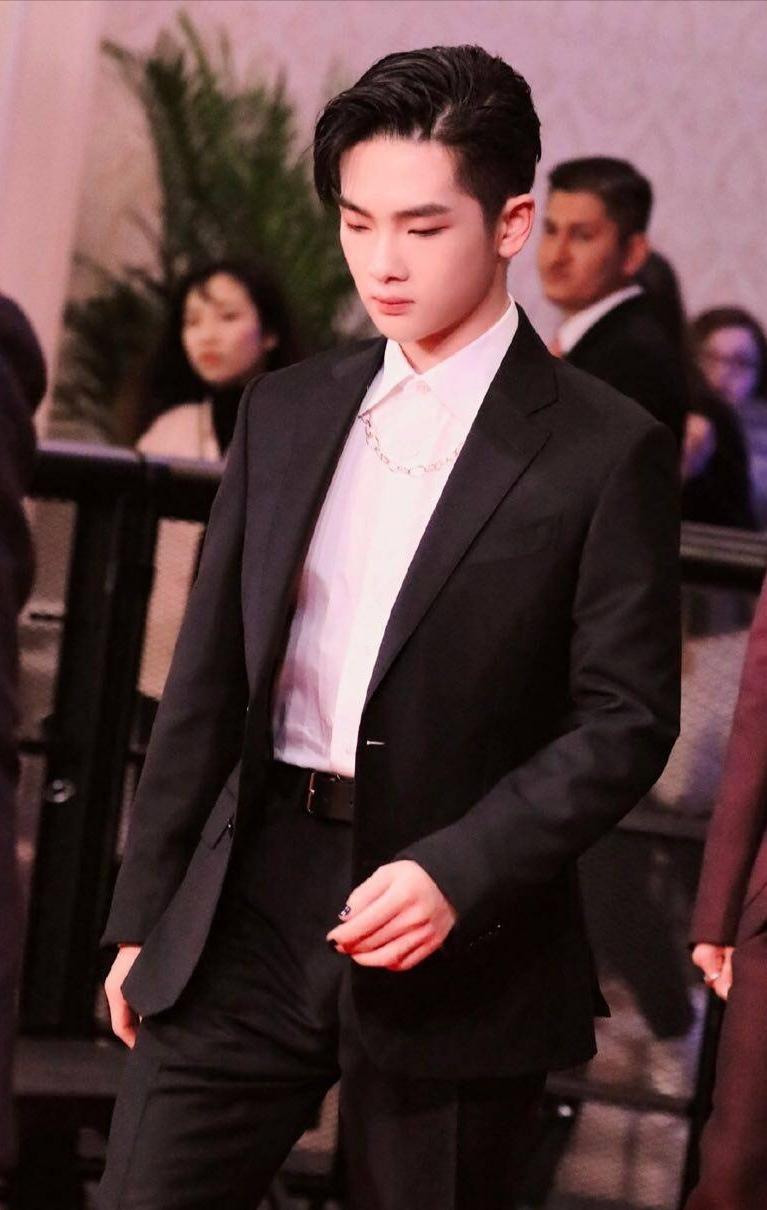 周震南的穿衣风格真独特,面包服搭配阔腿喇叭裤,真是