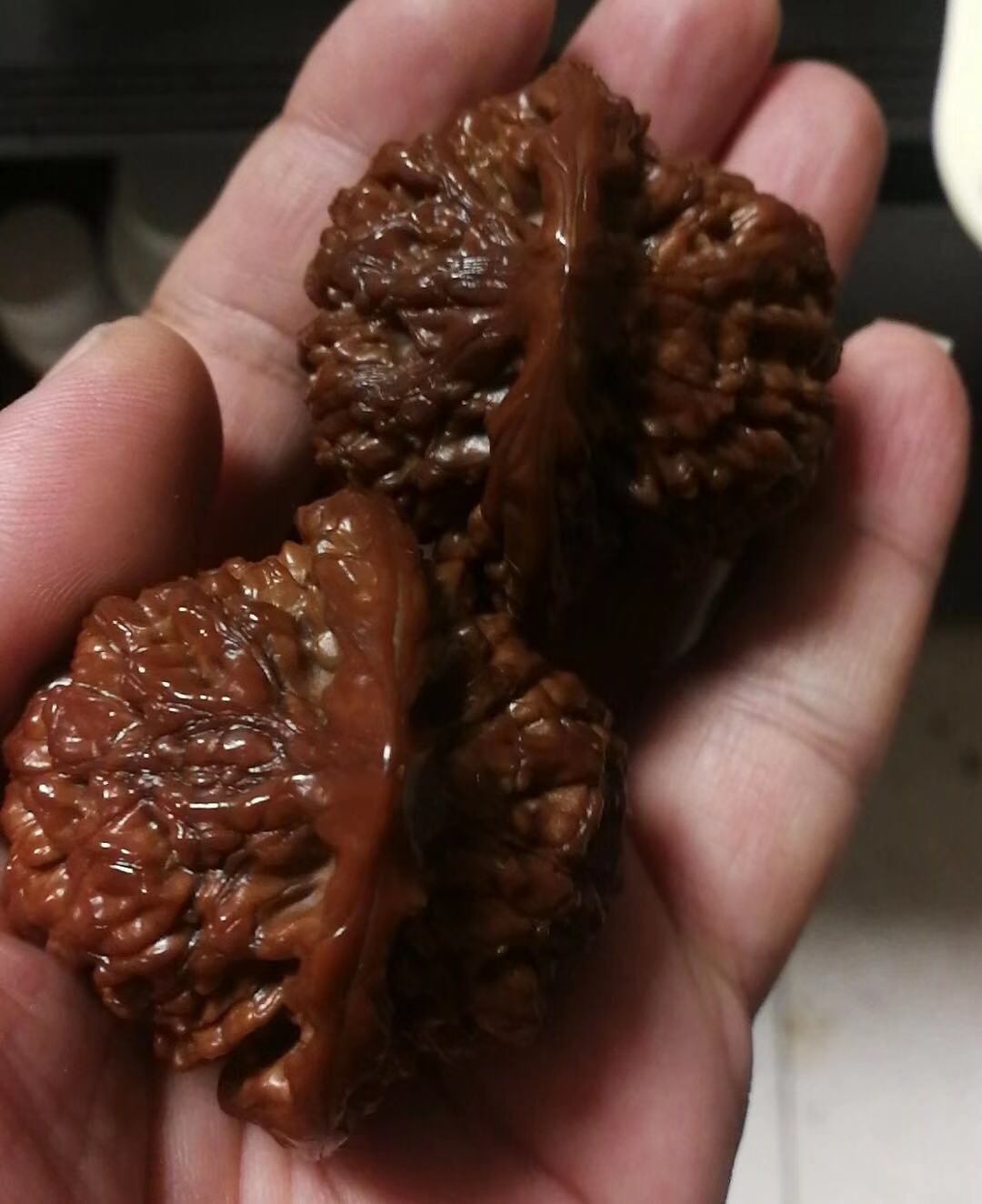 造成文玩核桃色差的几种原因及处理办法