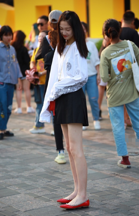 美女这白皙的皮肤搭配上红色的平底鞋很有质感