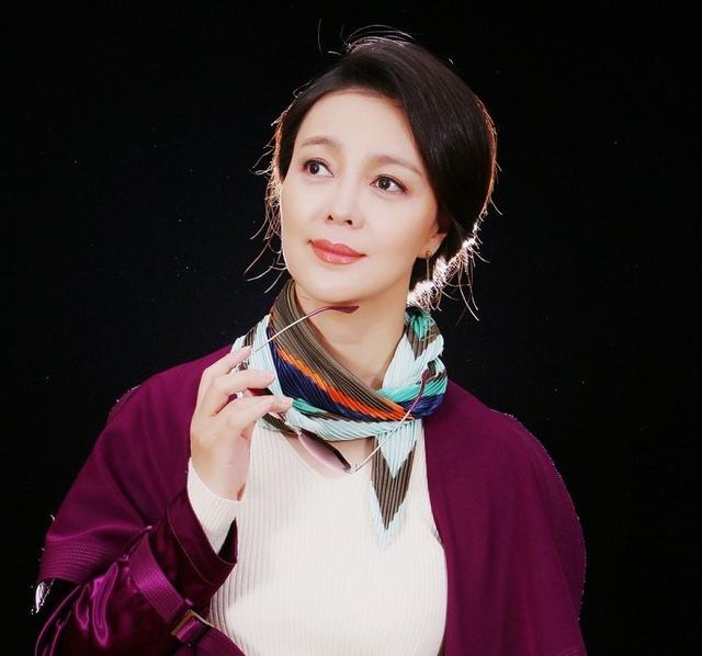荧屏上她是王一博的妈妈,生活中丈夫是著名作家,50岁仍气质满满|荣蓉