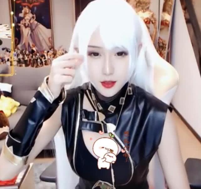 腐团儿直播间玩cos紧身皮衣太成熟再次上演战术后退