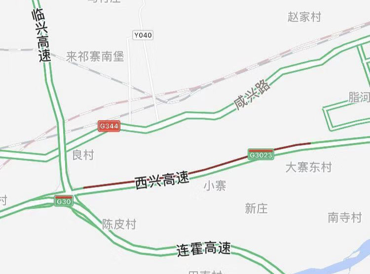 连霍高速西安至兴平方向三辆大货车追尾 车体严重受损一人被困