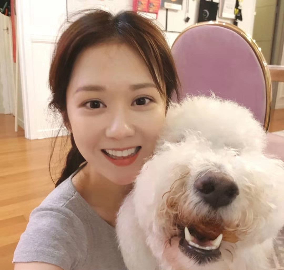 张娜拉晒自拍照,扎双马尾辫清纯减龄,38岁了还是18岁少女颜!