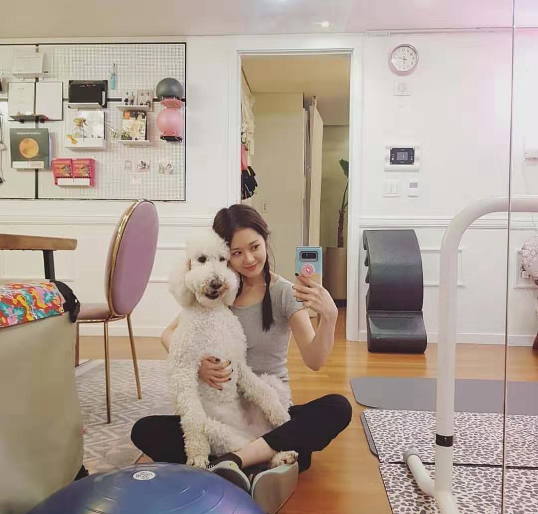 张娜拉晒自拍照,扎双马尾辫清纯减龄,38岁了还是18岁少女颜!
