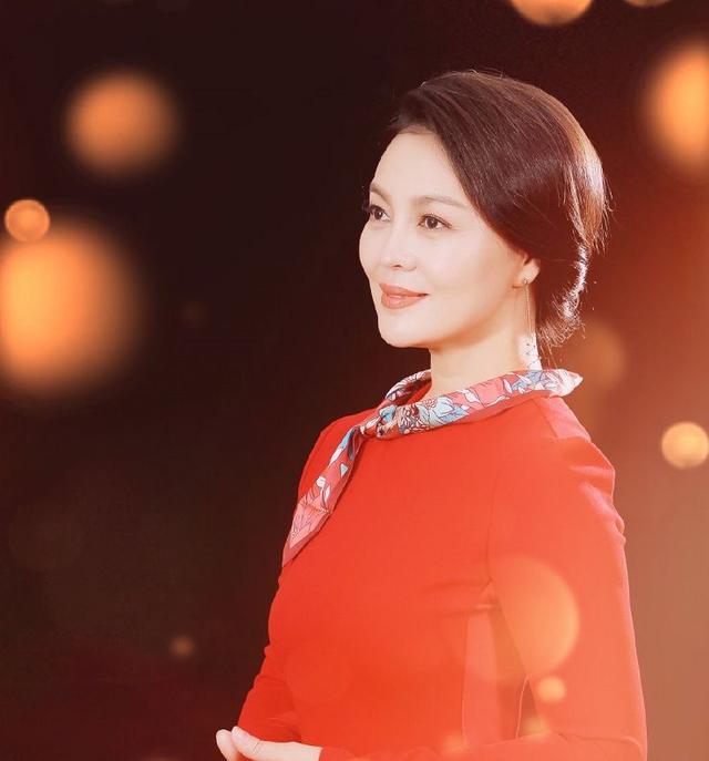 荧屏上她是王一博的妈妈,生活中丈夫是著名作家,50岁仍气质满满|荣蓉