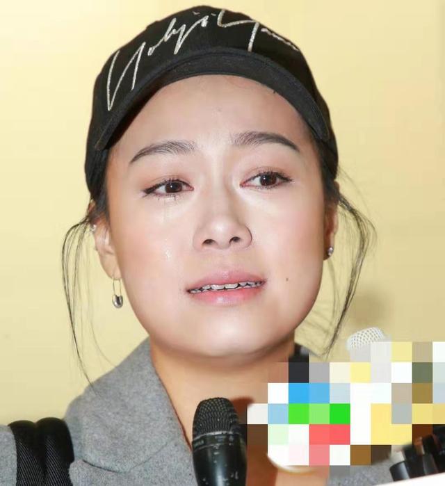 黄心颖陷感情风波后首现身,脸部变圆发胖明显,遇记者泪洒机场