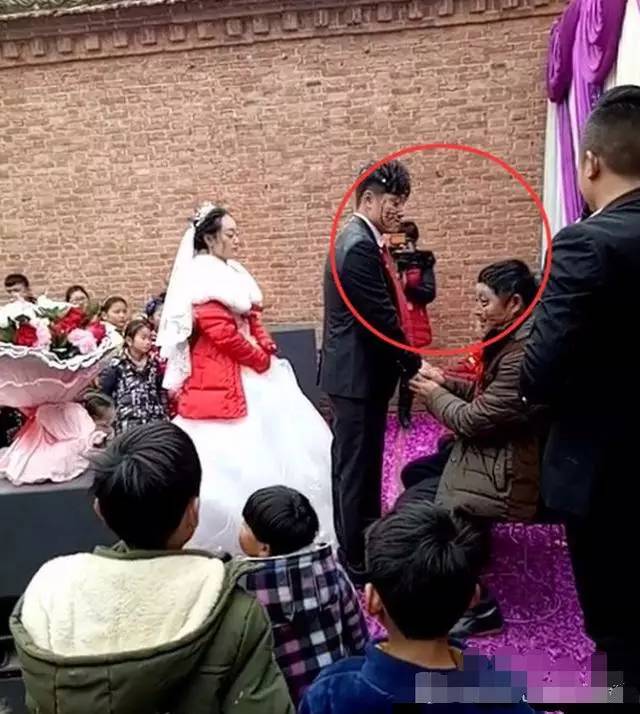 农村婚礼,新郎家人被闹成了大花脸,大家还哈哈大笑!
