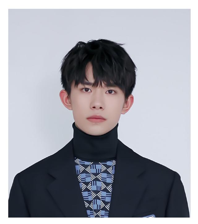 易烊千玺证件照帅出新高度西装杀军装杀四字弟弟长大了