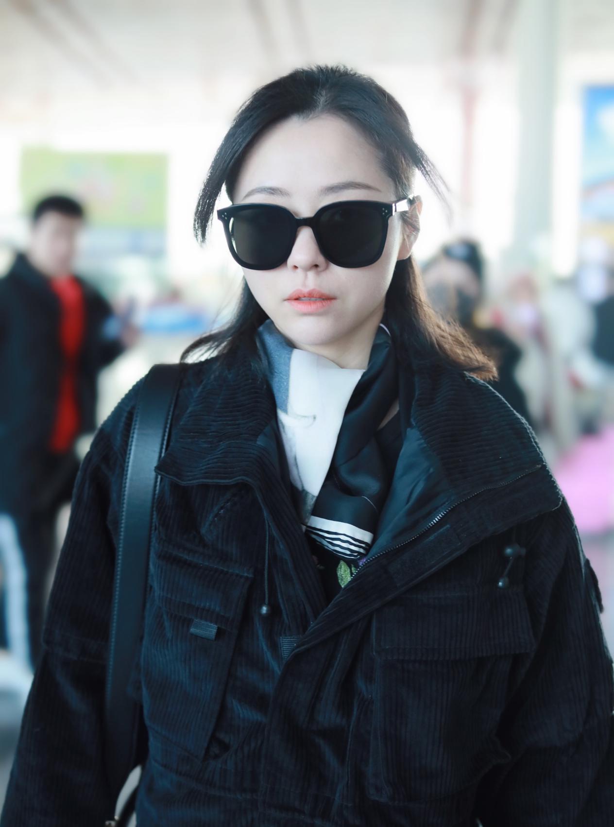 张靓颖穿衣太低调!一身黑造型现身机场,不显身材却符合她的年纪
