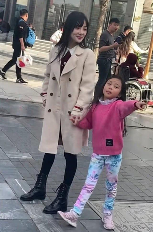 李小璐带女儿逛街,自己打扮富态,却给甜馨穿东北花裤
