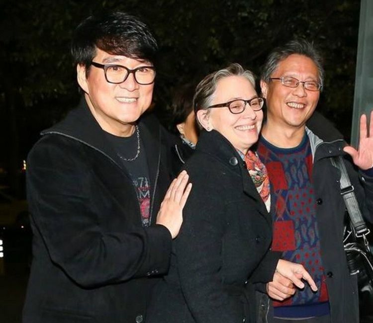 两人婚后已经走过了30余年,育有一双儿女,分别叫周厚安和周厚恩,儿子