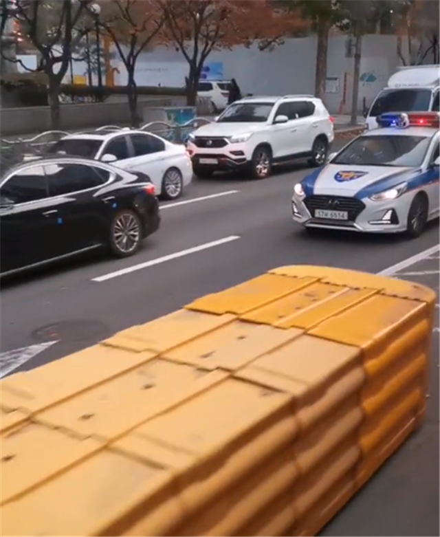 韩国当地警车，现代索纳塔9，落地17万，全车蓝白配色，属本土车