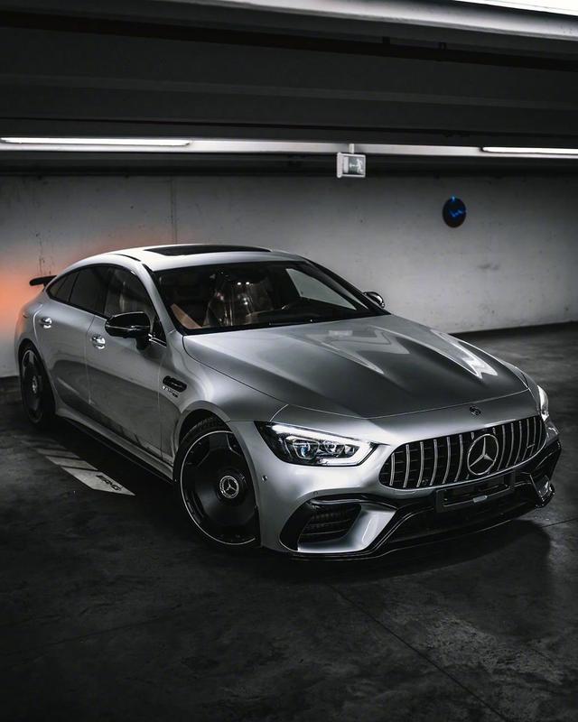 梅赛德斯amggt63s四门轿跑气场也很强大