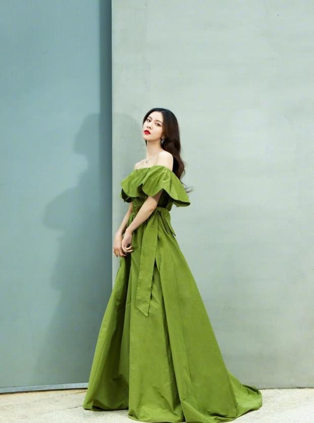 杨紫绿色抹胸长裙图片