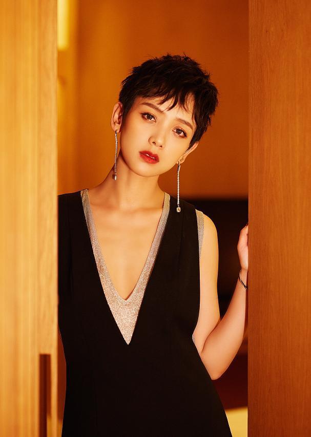 李晓峰到底多"娇美"?穿吊带开叉裙衬优美腿线,凌乱短发野又媚