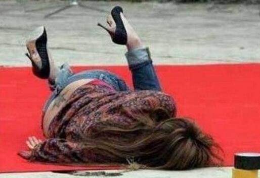 女星红毯摔倒:杨幂三个人扶,周冬雨不用扶,她摔我服!