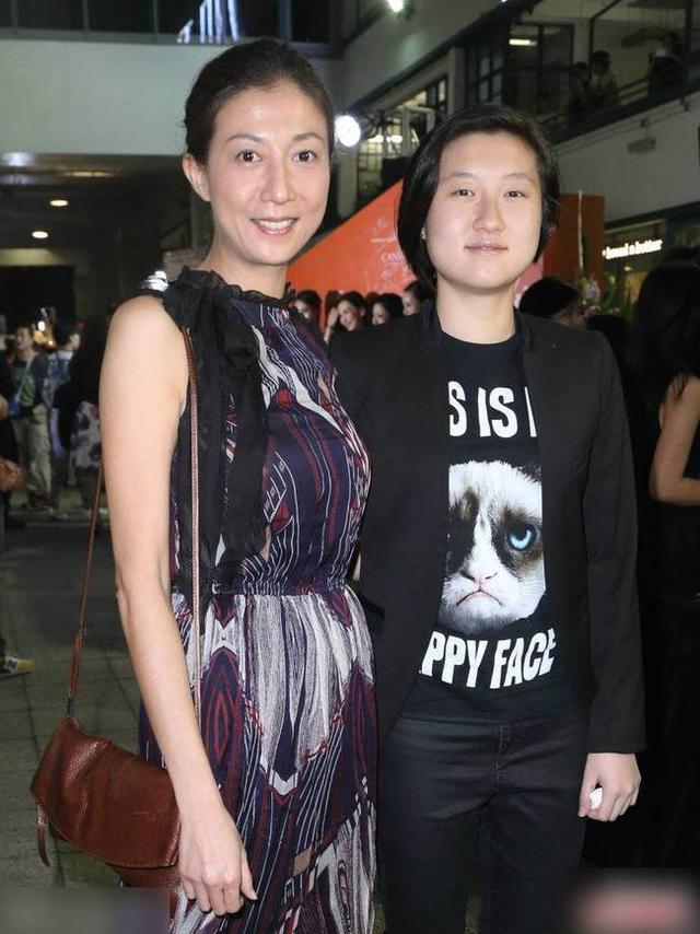 吴卓林和老婆逛街恩爱十足二人无工作住地下室靠老妈赚钱补贴