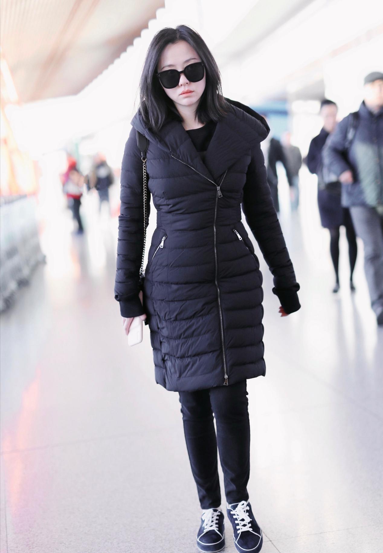 张靓颖穿衣太低调!一身黑造型现身机场,不显身材却符合她的年纪