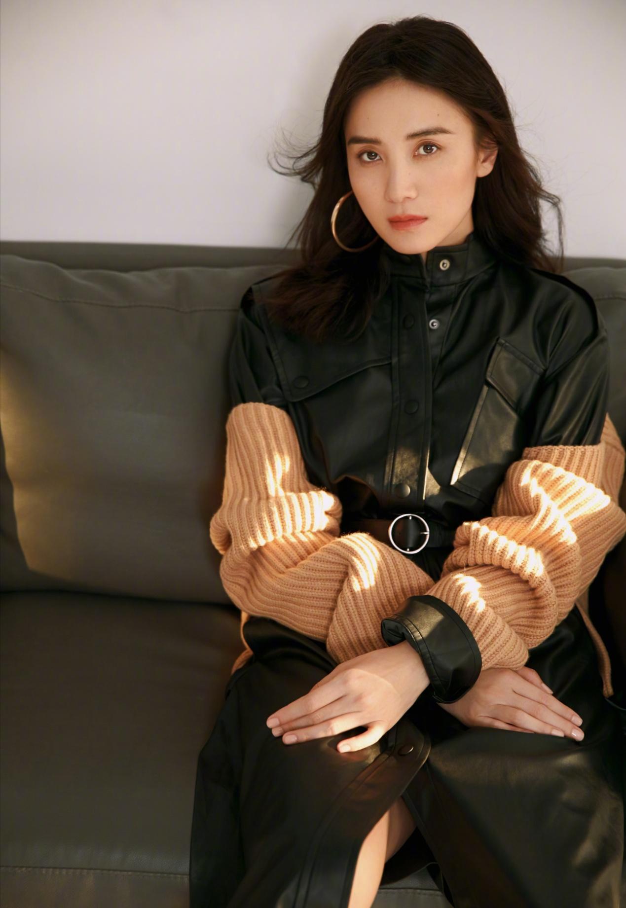 宋佳穿衣真大胆,深v丝绒西装搭配西装裤,干练与性感并存!