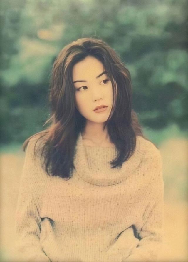 扎起双马尾的王菲,少了丝个性,多了份温柔.