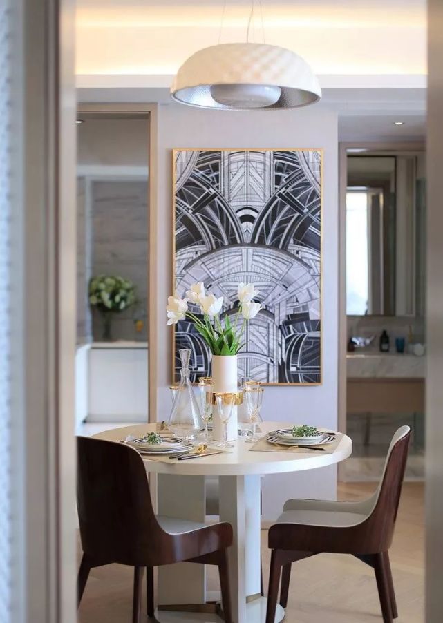 96㎡轻奢简欧风三居室，电视墙石材做背景，褪去繁复更格调！