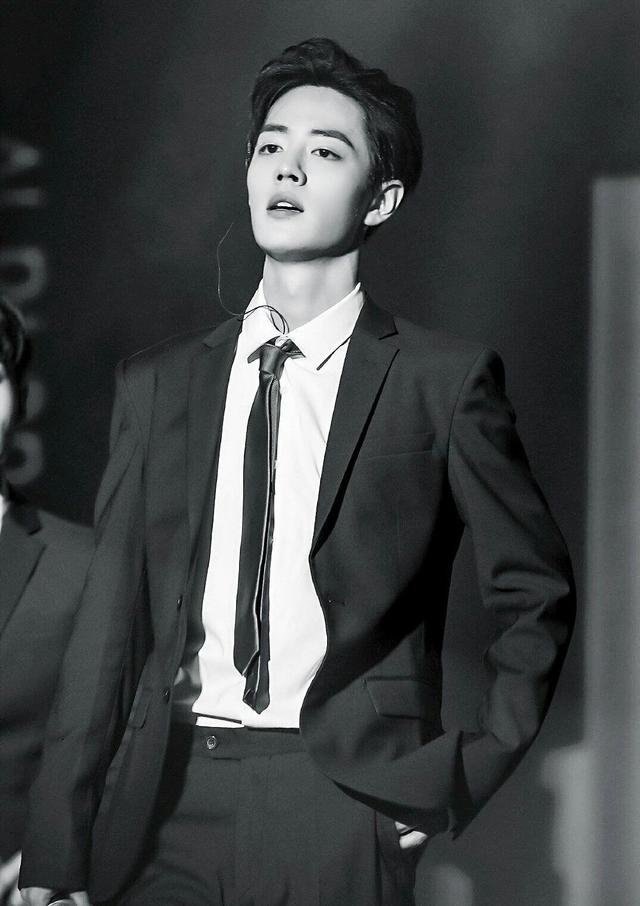 肖战!他来了,他穿着他的西装来了!从此小说男主都有了"脸"