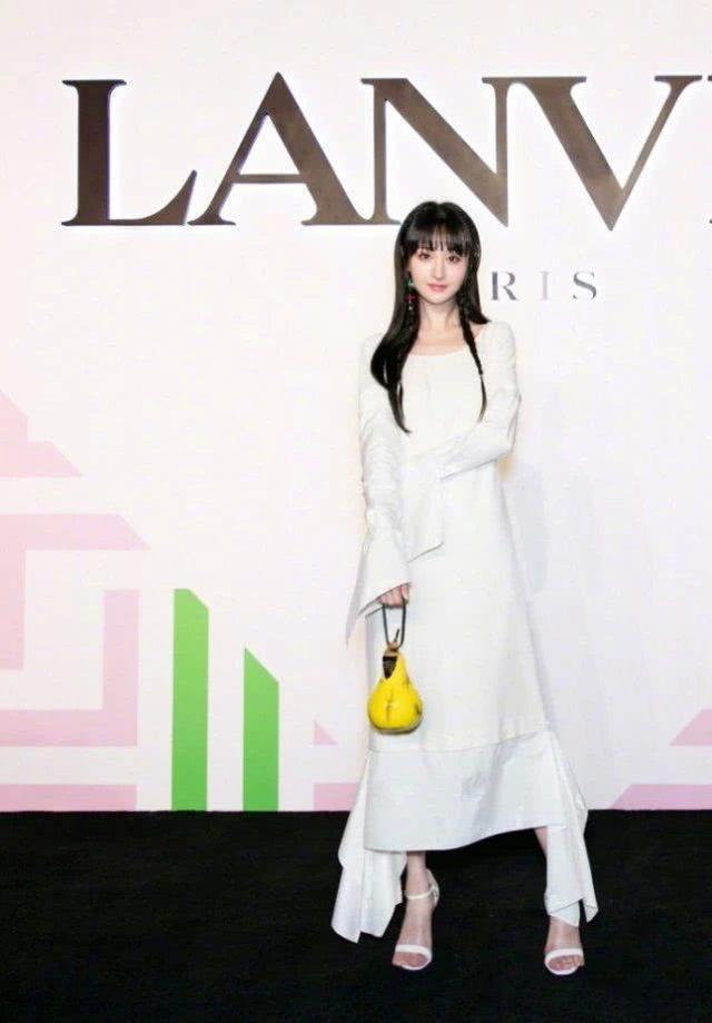 郑爽穿10cm高跟下蹲却忘了穿的是短裙救场动作成模板