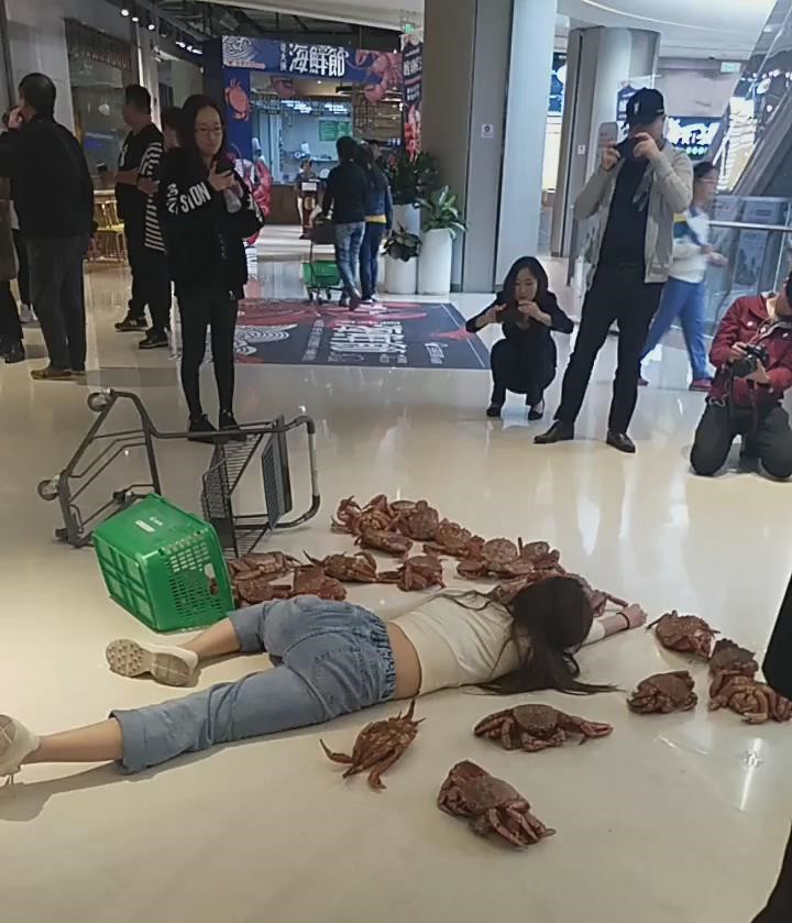 女子去商场购物，摔倒在地，围观人不仅没帮忙扶起，还拍起照片