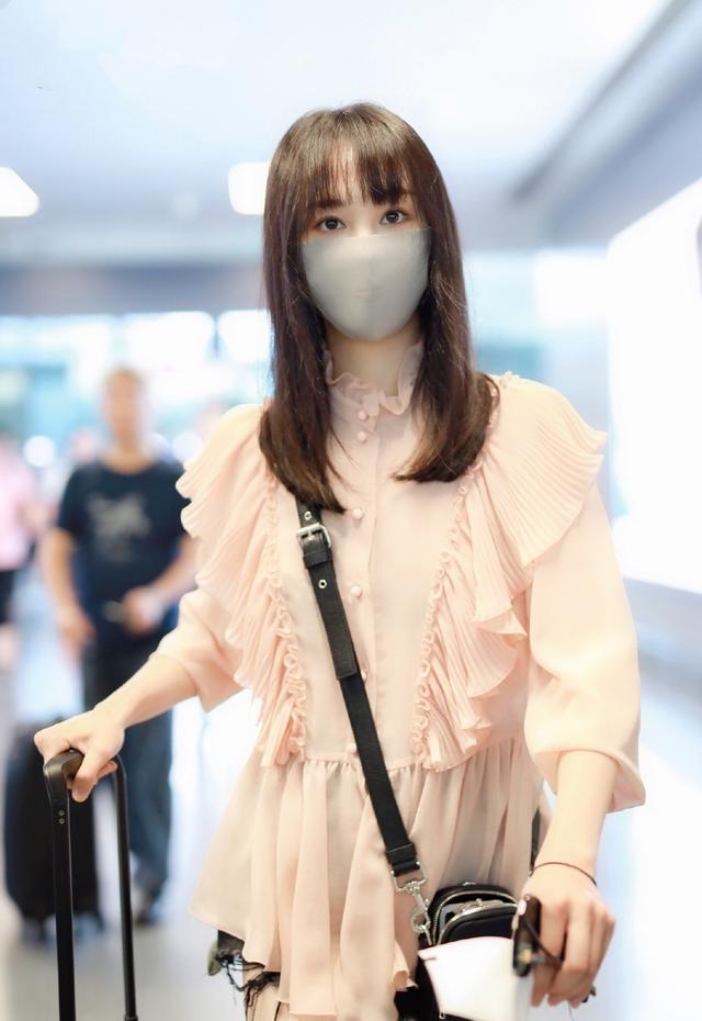 郑爽恋爱后衣品突飞猛进,荷叶边小仙女造型真心美到我了