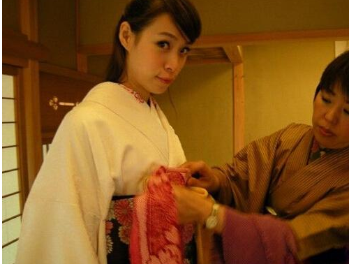 为何日本女性穿和服时不穿内衣,除了方便之外,还有这个原因