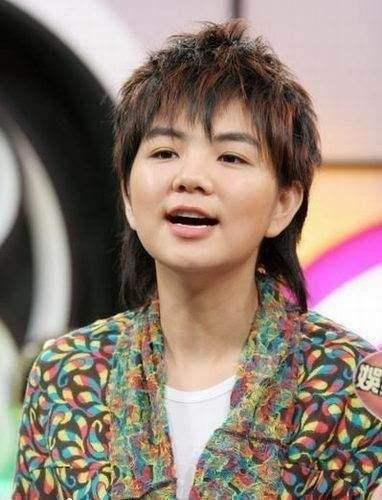 ella陈嘉桦离家6天7夜,儿子疯狂亲吻表思念,范玮琪这样评论