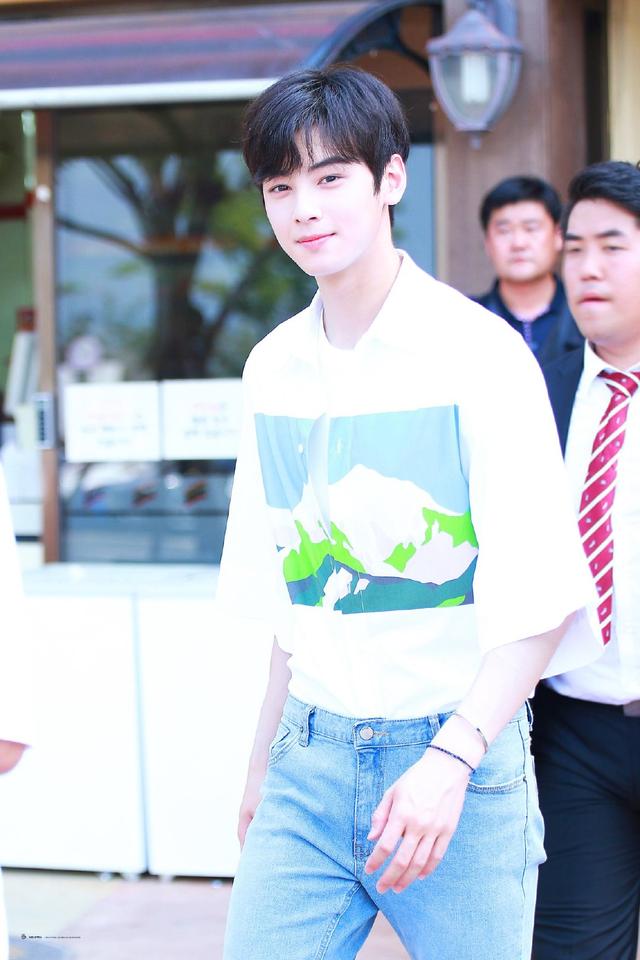 "脸蛋天才"车银优穿白色短t好逆天,又帅又仙儿吊打一众小鲜肉