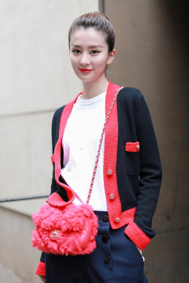 虽然身高够高挑,但乔欣身材是很小只的,却也撑的起衣服的气场来.