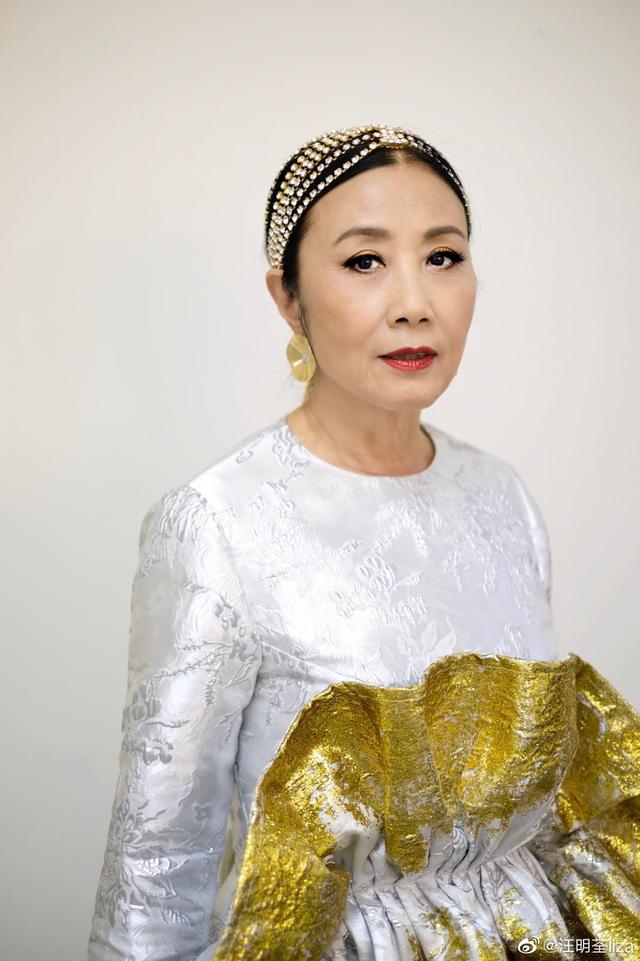 72岁张无忌赵敏再重聚!汪明荃晒与郑少秋合影,风姿依旧仿佛冻龄