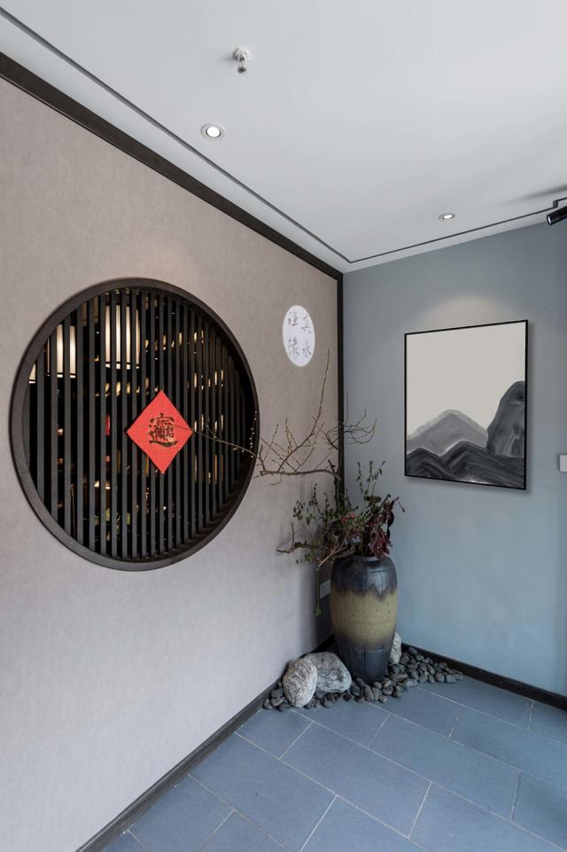本案茶室设计,位于苏州,小桥流水之下,青砖青瓦古朴宁静.