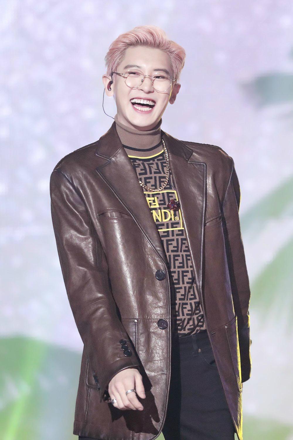 朴灿烈红色大衣现身机场,复古眼镜戴出软萌帅气,这颜值不红才怪