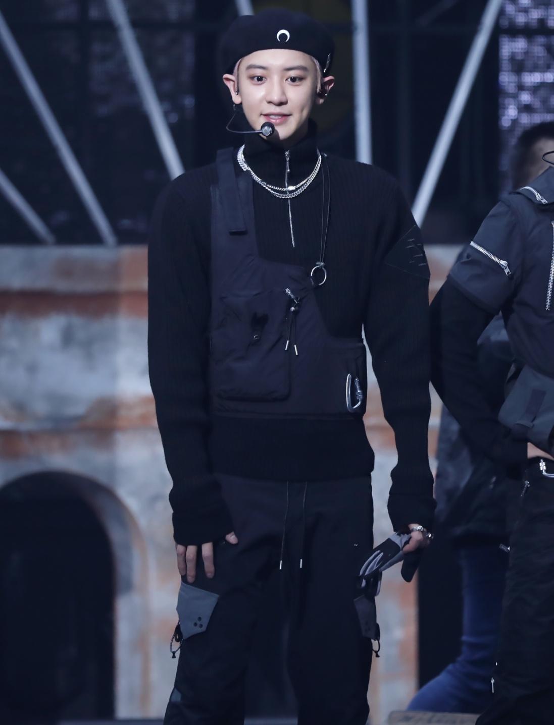 朴灿烈红色大衣现身机场,复古眼镜戴出软萌帅气,这颜值不红才怪