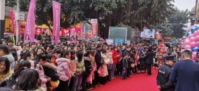 Baby大冬天着抹胸裙现身,生图超耐打,现场人生人海人气爆棚