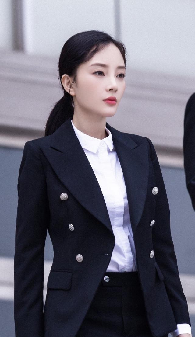李小璐深夜晒视频,一身嘻哈风穿搭38岁越发像女团爱豆