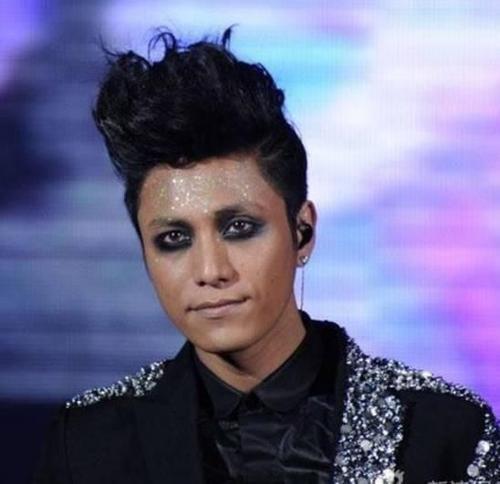 男明星搞笑烟熏妆,杰克船长是鼻祖,但张艺兴才是真的烟熏