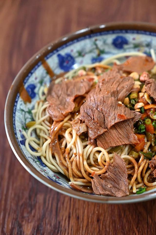 平顶山叶县一家独特的牛肉热干面,老板潜心研发5年,味道绝了