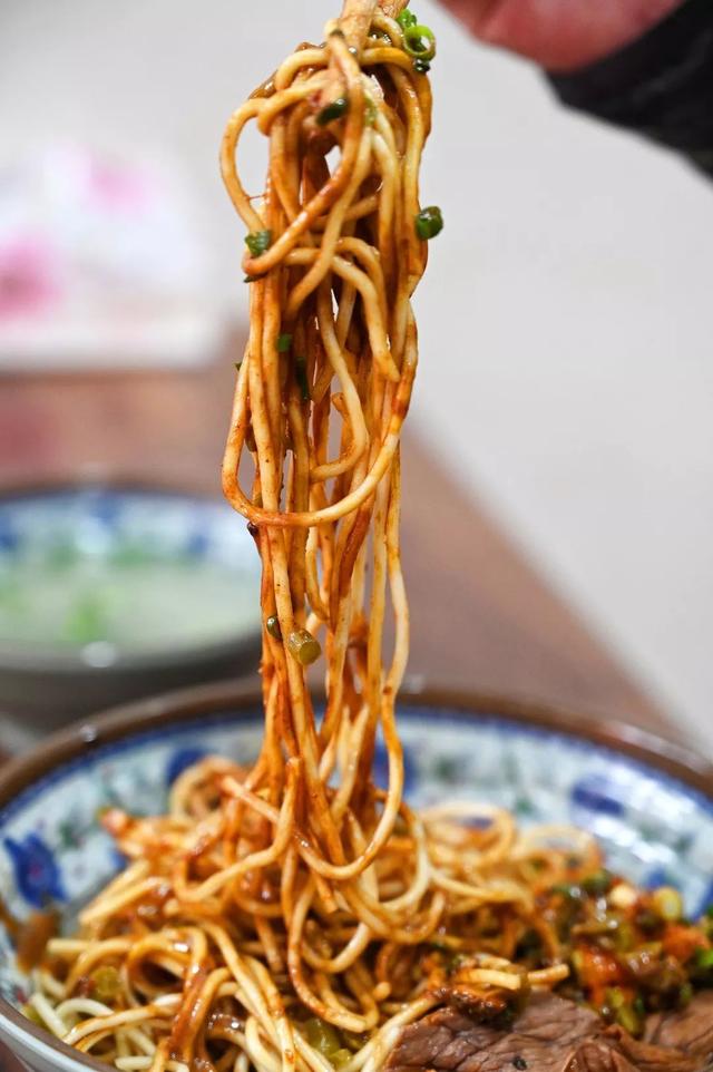 平顶山叶县一家独特的牛肉热干面,老板潜心研发5年,味道绝了