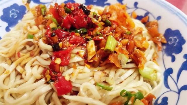 香辣拌面,又香又辣,加入蒜蓉辣椒酱之后,一下能吃两碗面
