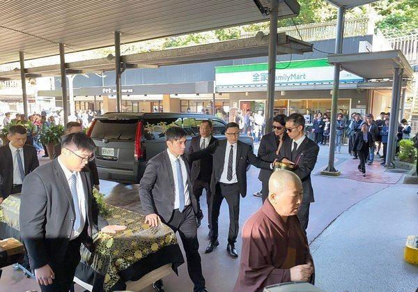 高以翔火化长眠金宝山bella全程戴男友尾戒藏生死不变誓言