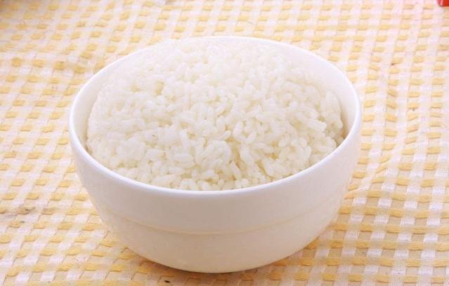 蒸米饭时加点它,蒸出的米饭又香又软,让你越吃越想吃